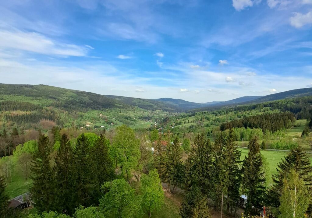 Widok na panoramę Gór Izerskich z wieży widokowej Sky Walk