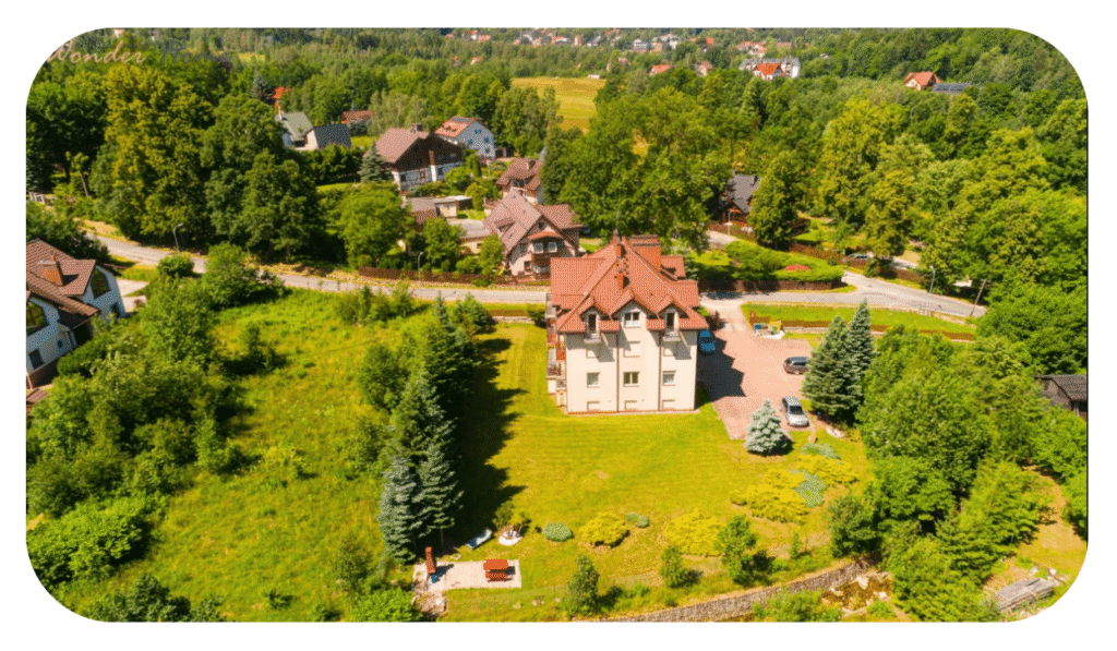 Ul. Komuny Paryskiej 30, widok z drona, Karpacz